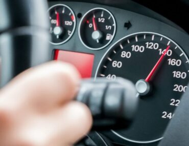 car speedometer showing Minimum speed limit in Abu Dhabi