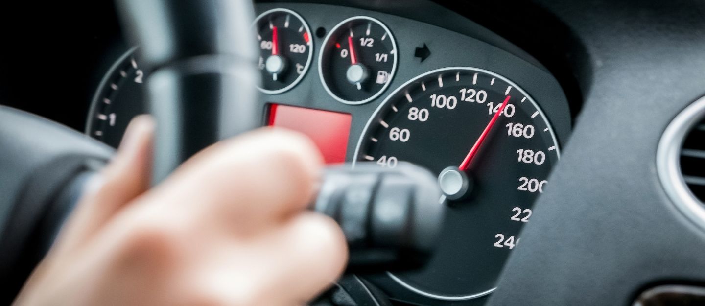 car speedometer showing Minimum speed limit in Abu Dhabi