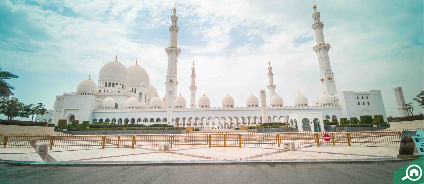 Outside view of Sheikh Zayed Grand Mosque