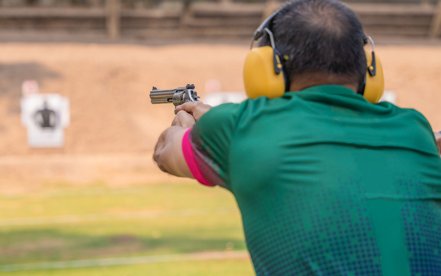 رجل يمسك سلاح