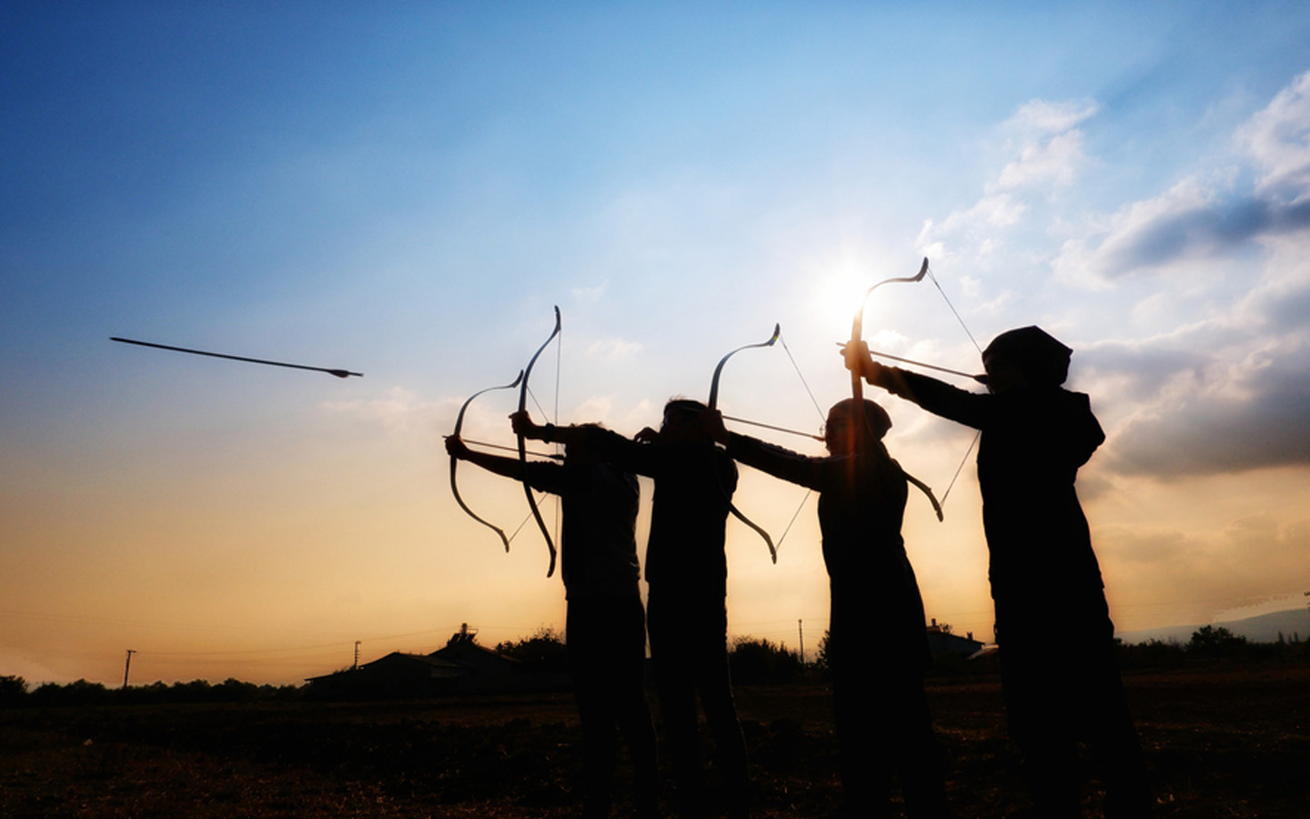 أشخاص يصوبون بالسهام