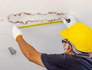 شخص يفحص السقف