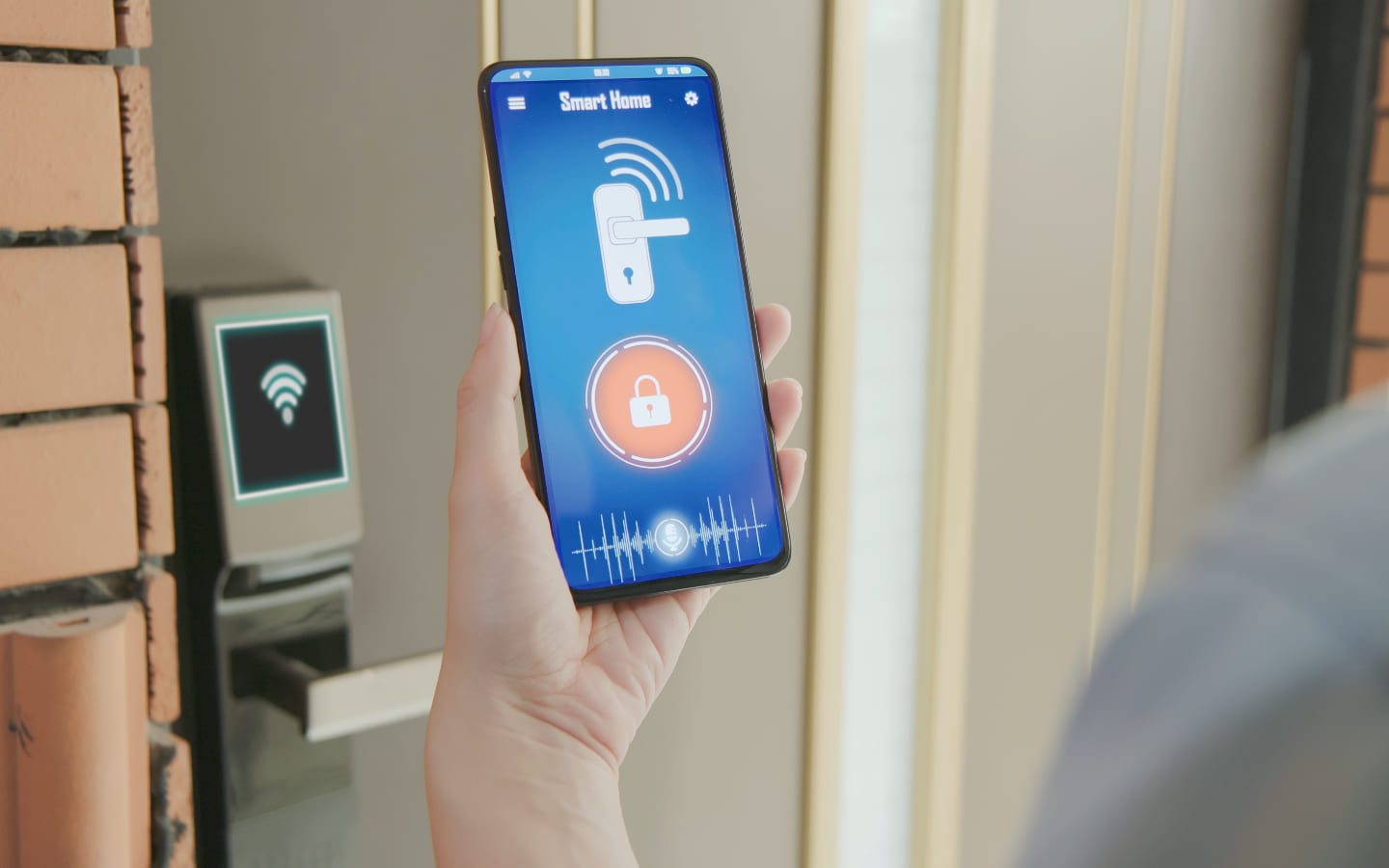 كيف تؤمن بيتك باستخدام المنزل الذكي