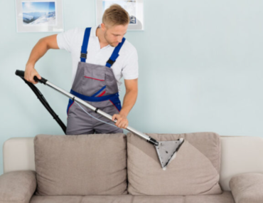 شخص ينظف كنب