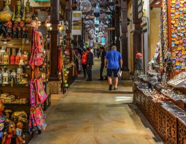 أشخاص في سوق