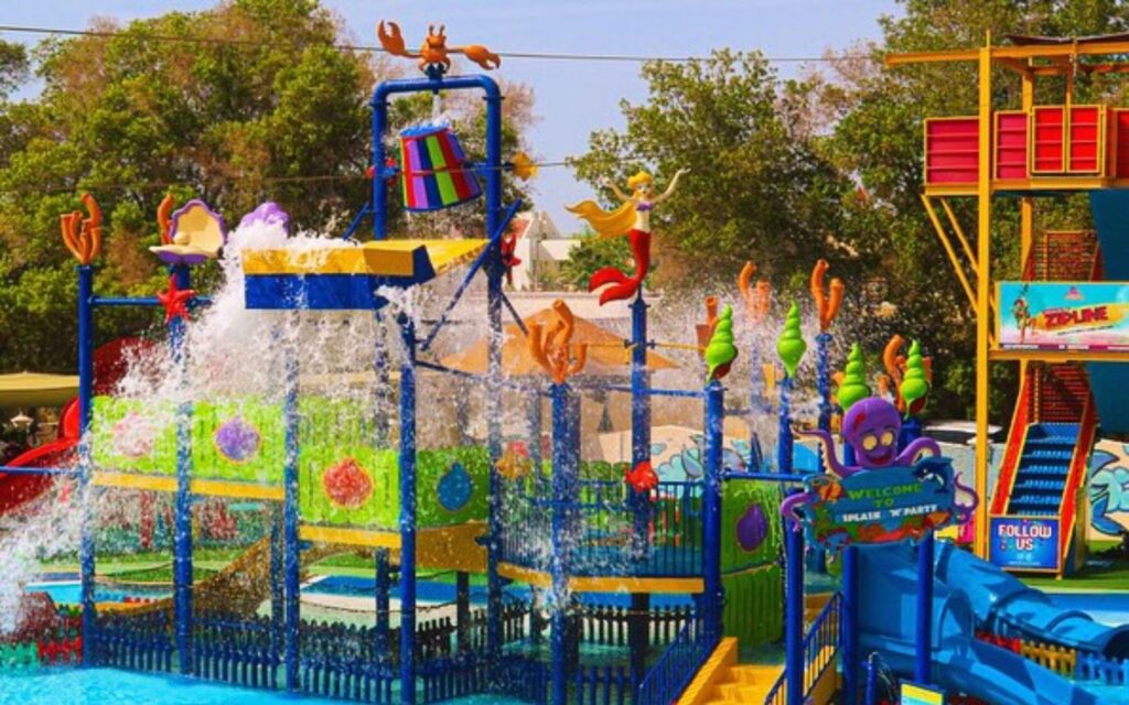 Splash ’n’ Party kids waterpark with slides and splash zones in villa setting
