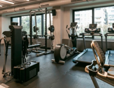 اجهزة رياضية داخل نادي