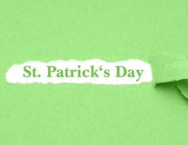Festive green decorations, live music, and drinks at St. Patrick’s Day events in Dubai.