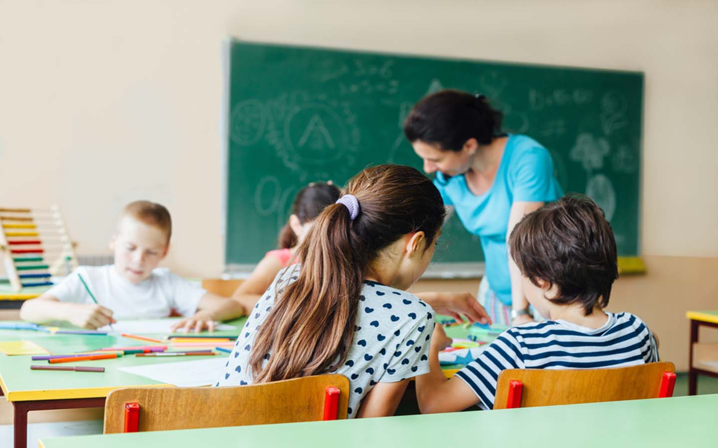 طلاب في المدرسة