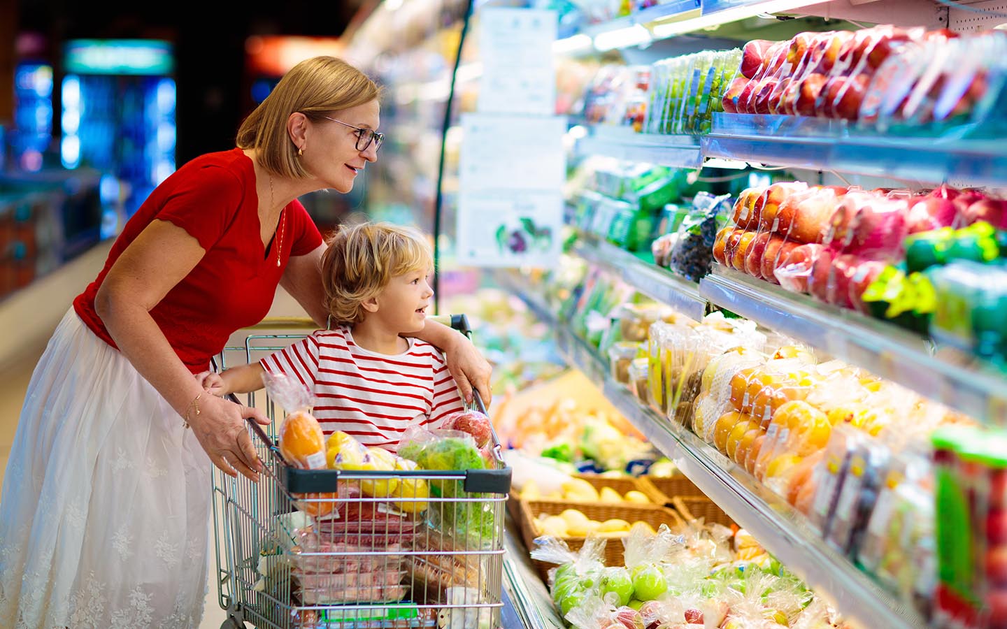 سيدة وطفلة تتسوقان