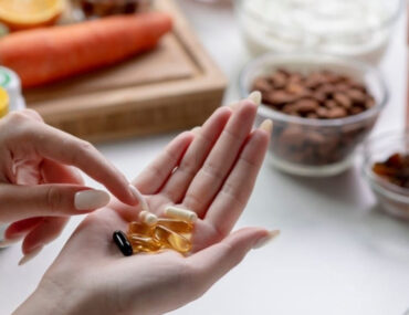 سيدة تأخذ مكملات