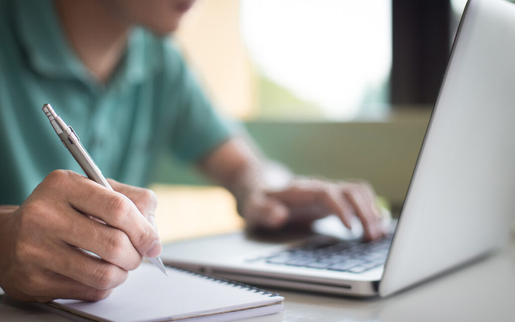  شخص يستخدم الحاسوب المحمول