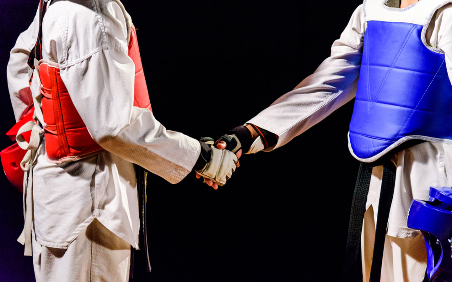 لاعبان في رياضة التايكوندو يتصافحان