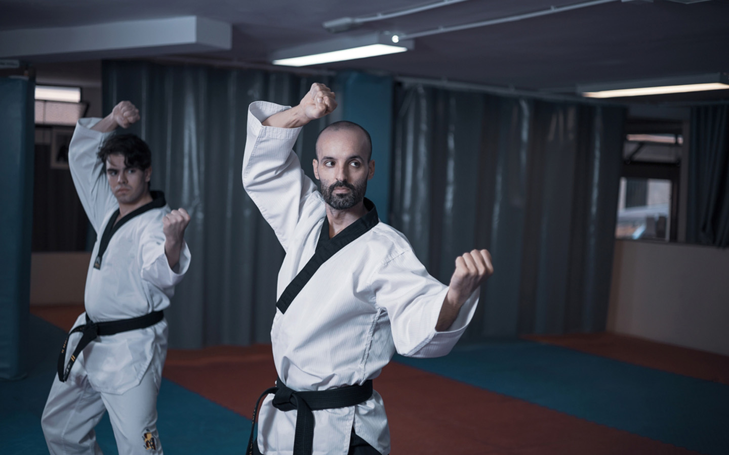 شخصان يتدربان بومسي تايكوندو