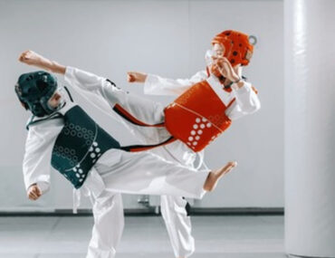 أشخاص يلعبون التايكوندو