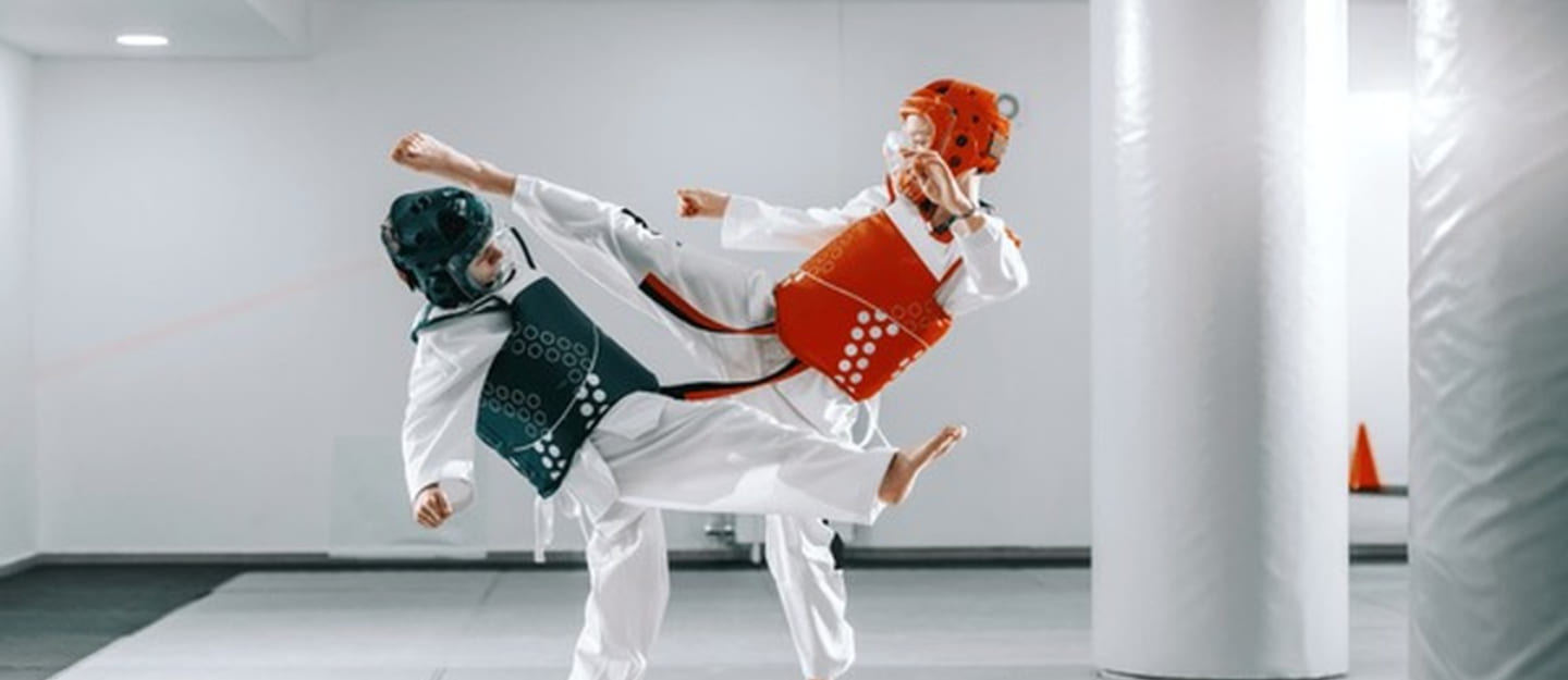 أشخاص يلعبون التايكوندو