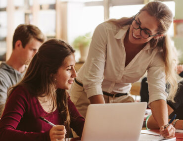 معلمة وطلاب