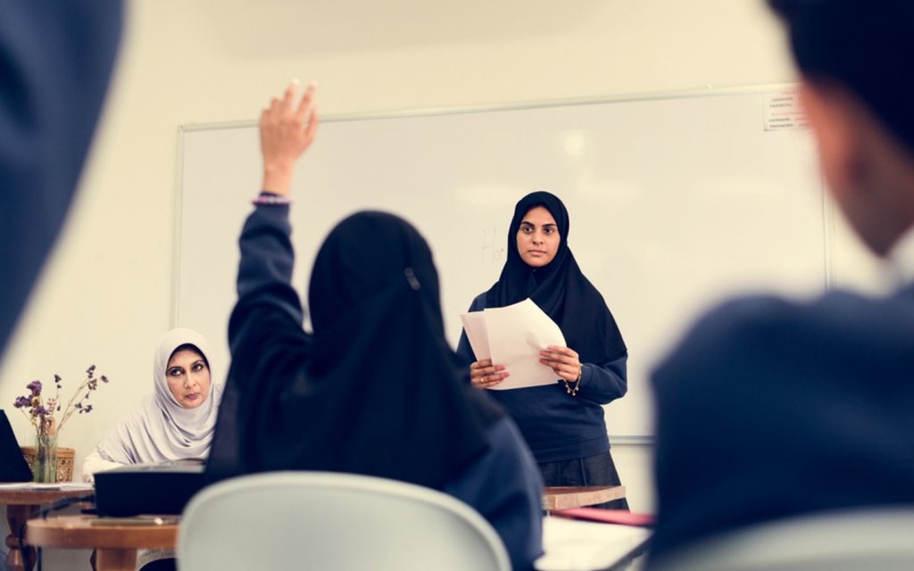 طلاب في مدرسة