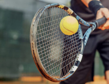 شخص يلعب التني