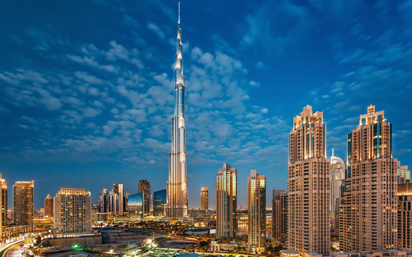 برج خليفة من أبرز ناطحات السحاب في الامارات
