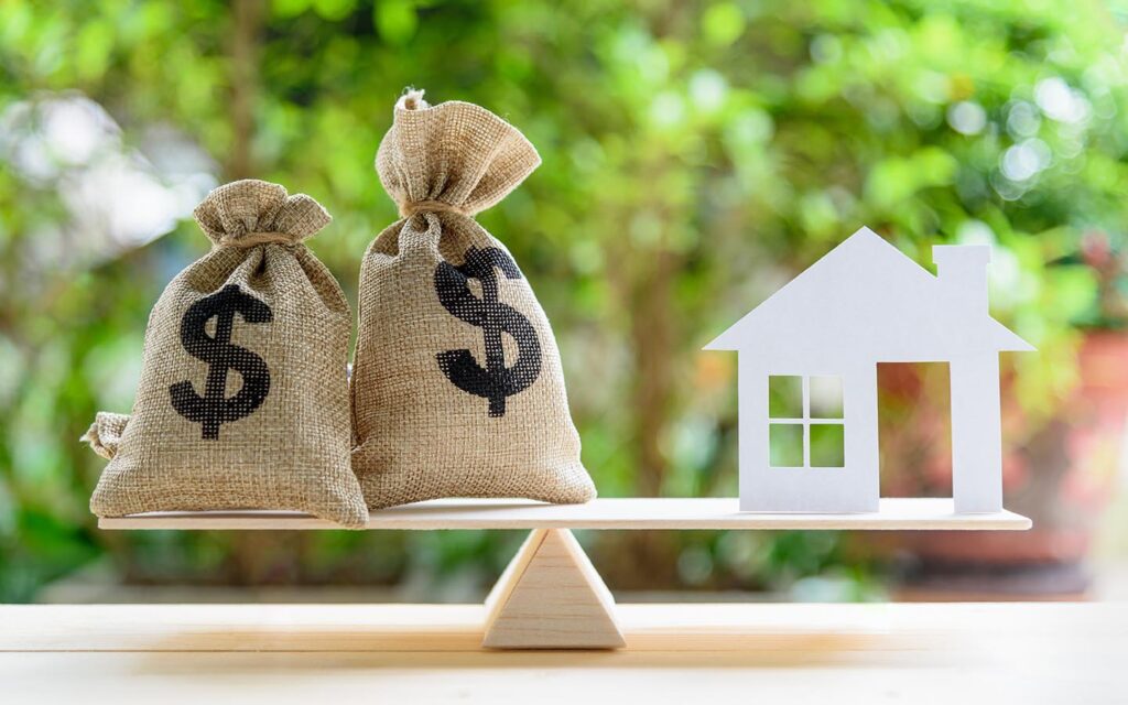 مجسم منزل مع أكياس مال