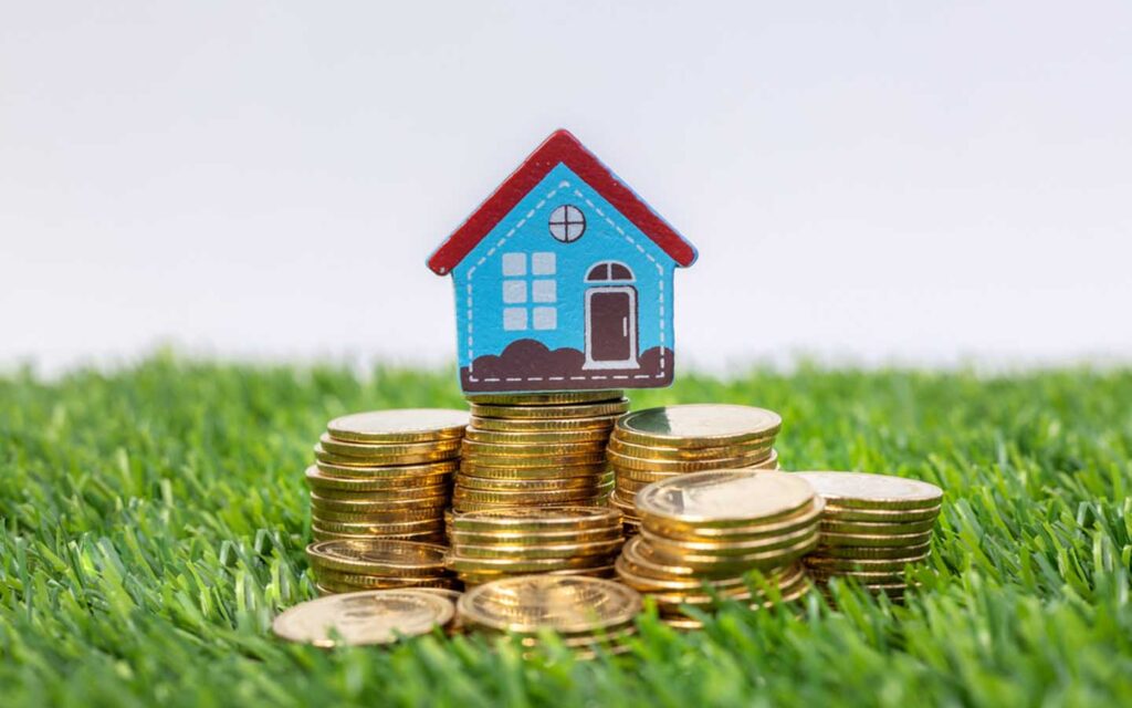 أموال مع مجسم منزل