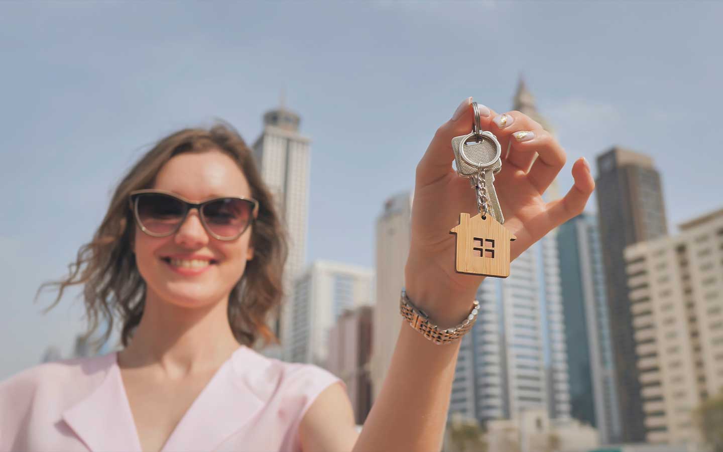 فتاة تحمل مفتاح شقة