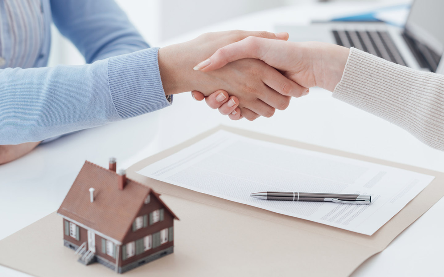 توقيع عقد بيع عقار