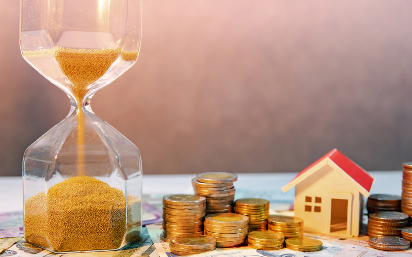 نموذج لمنزل بجانب ساعة رملية