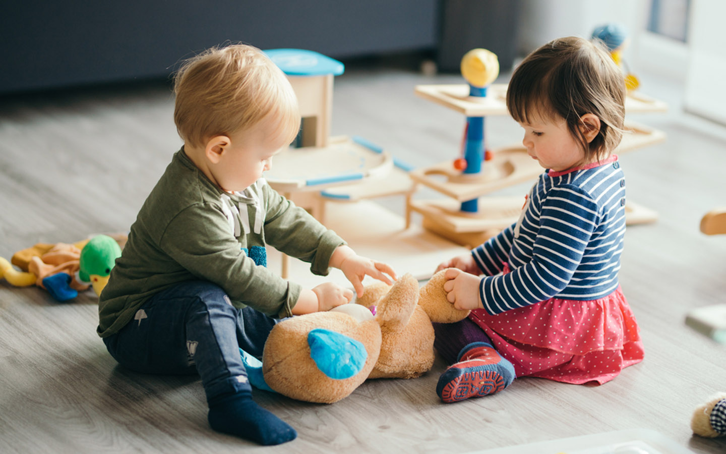 طفلان يلعبان في الحضانة