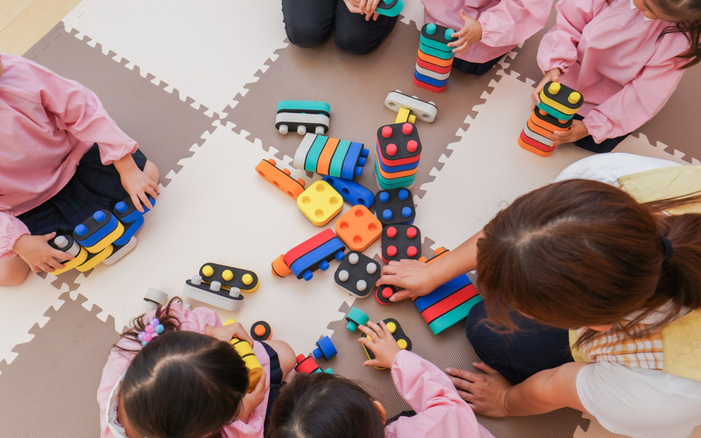  أطفال يمارسون أحد الأنشطة اللامنهجية 