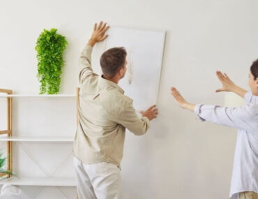 شخصان يعلقان لوحة