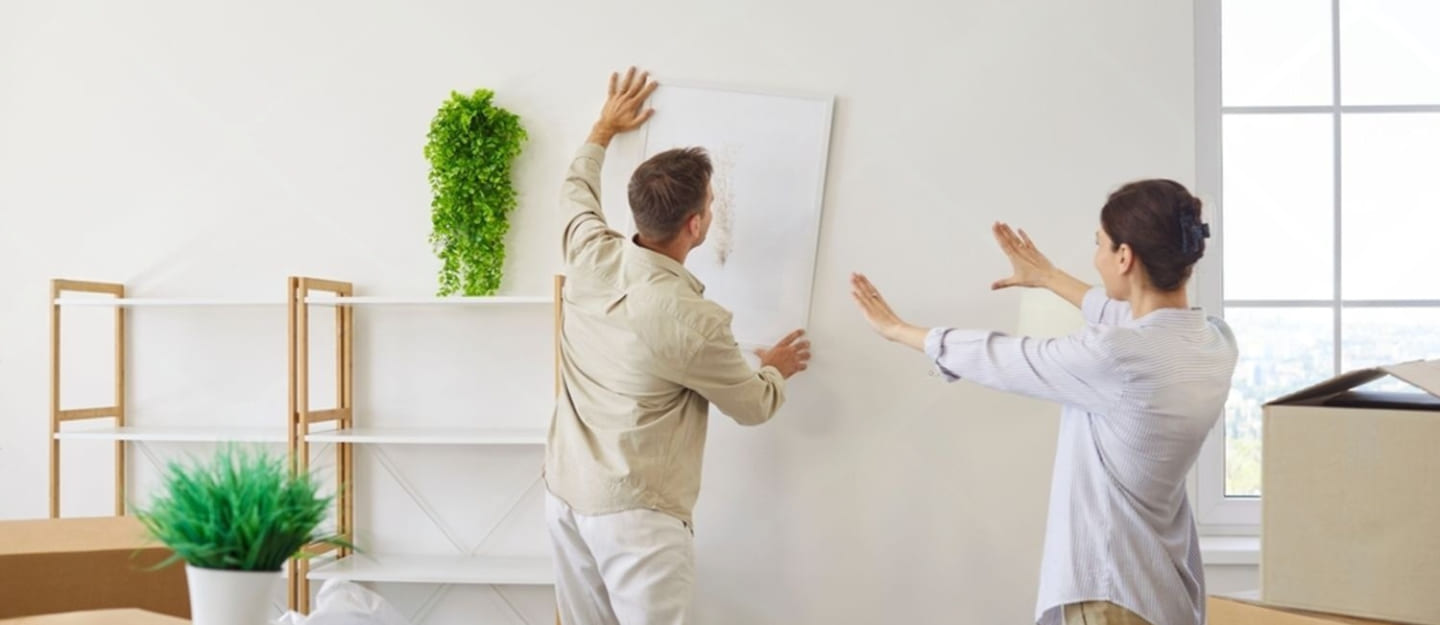 شخصان يعلقان لوحة