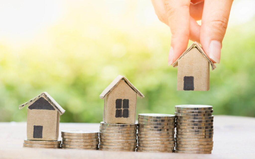 نقود ومجسمات بيوت