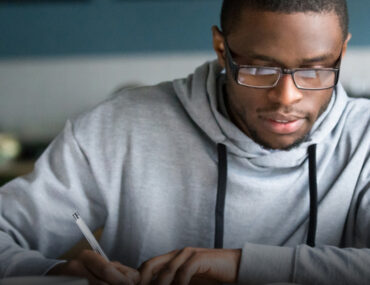 شخص أمام حاسوب