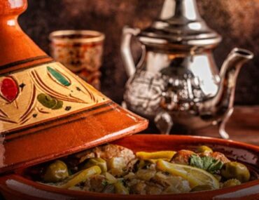 طعام مغربي في فخارة
