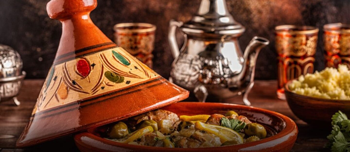 طعام مغربي في فخارة