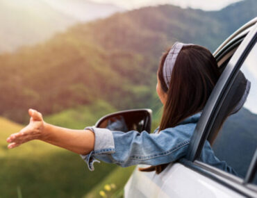 فتاة تستمتع في القيادة