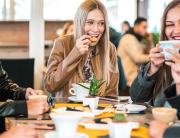 أصدقاء في مطعم