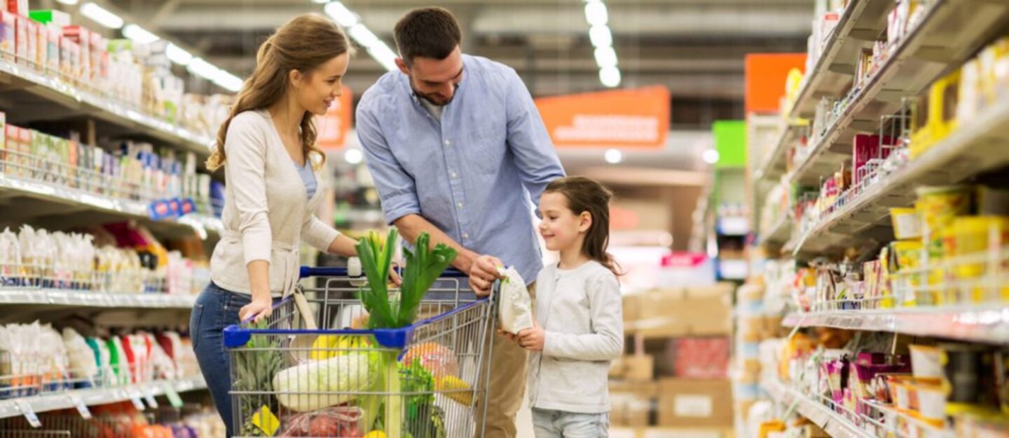 عائلة تتسوق