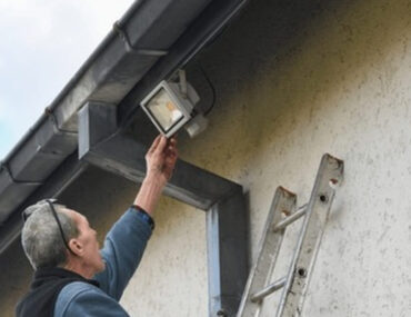 شخص يركب كشاف منزل