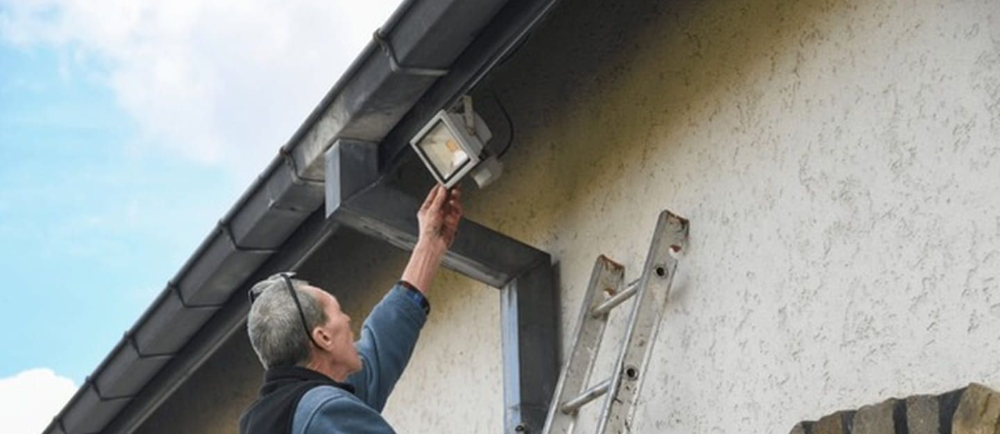 شخص يركب كشاف منزل