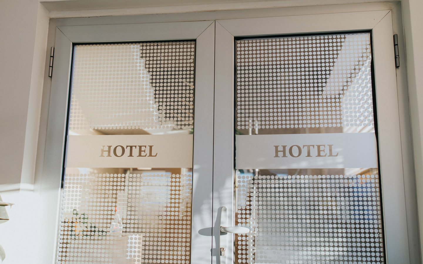 الباب الزجاجي سن أوديسي