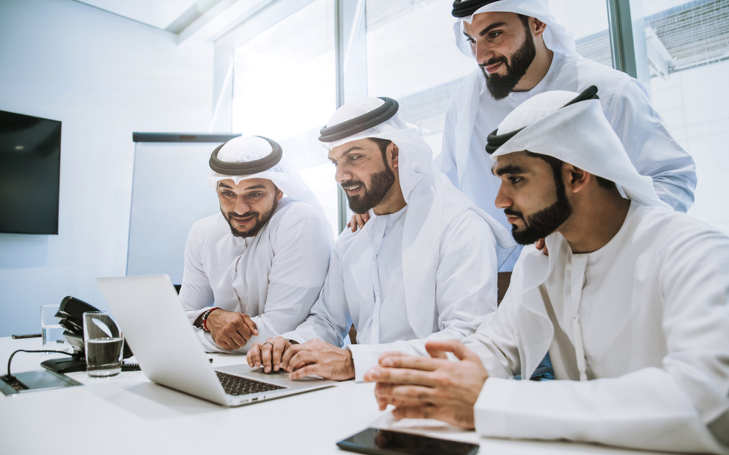 موظفون إماراتيون تنطبق عليهم أحكام قانون القواعد العامة الموحدة للعمل في الامارات