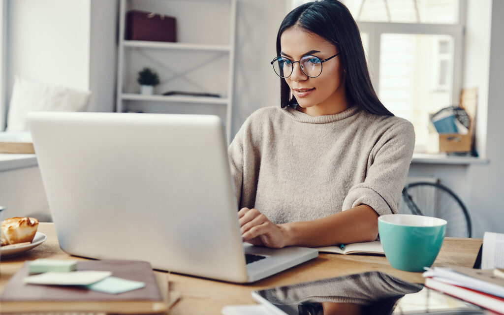 فتاة تستخدم لاب توب