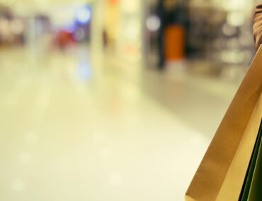 شخص يحمل أكياس تسوق