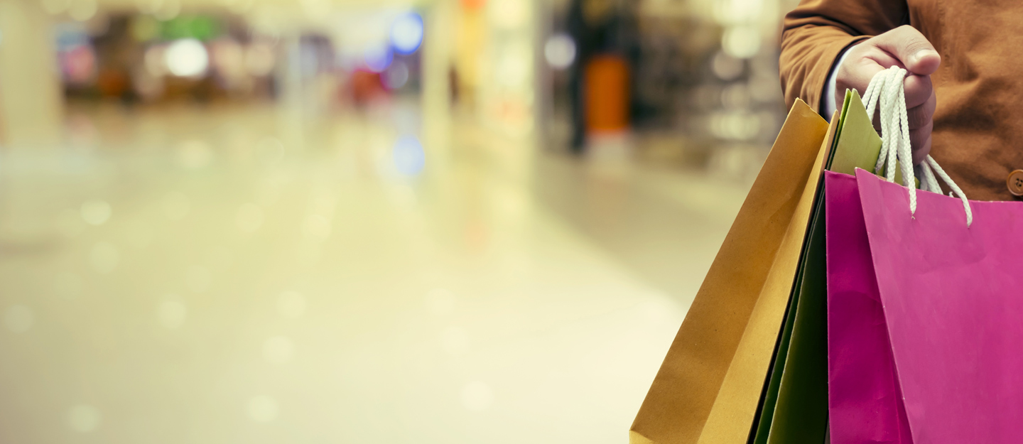 شخص يحمل أكياس تسوق