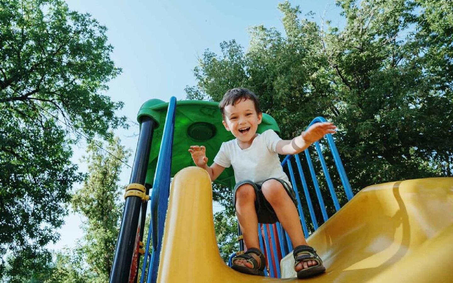 طفل في حديقة