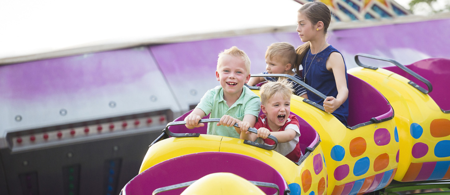 أطفال يركبون أفعوانية