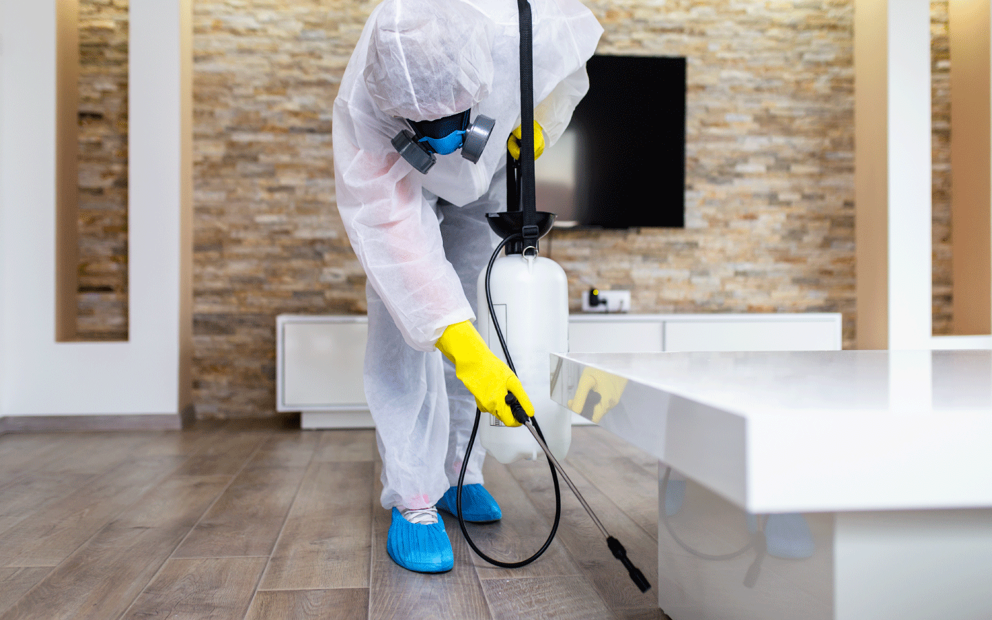 عامل يرش مبيدًا حشريًا